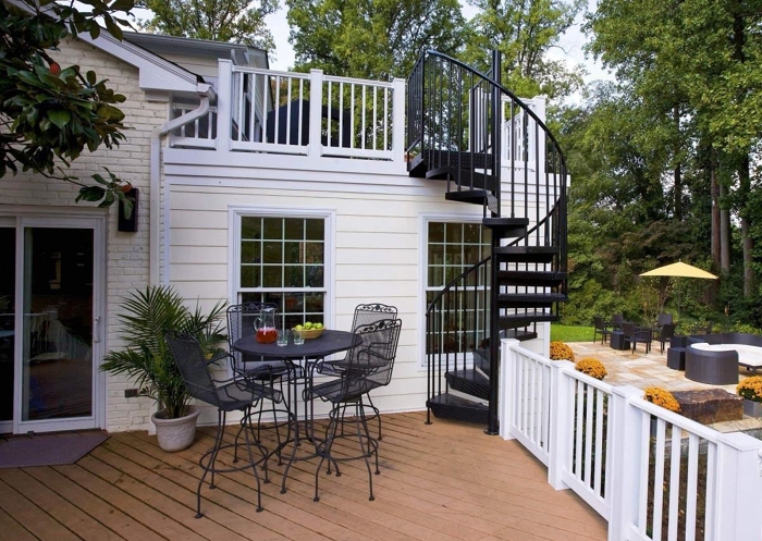 cầu thang lên sân thượng