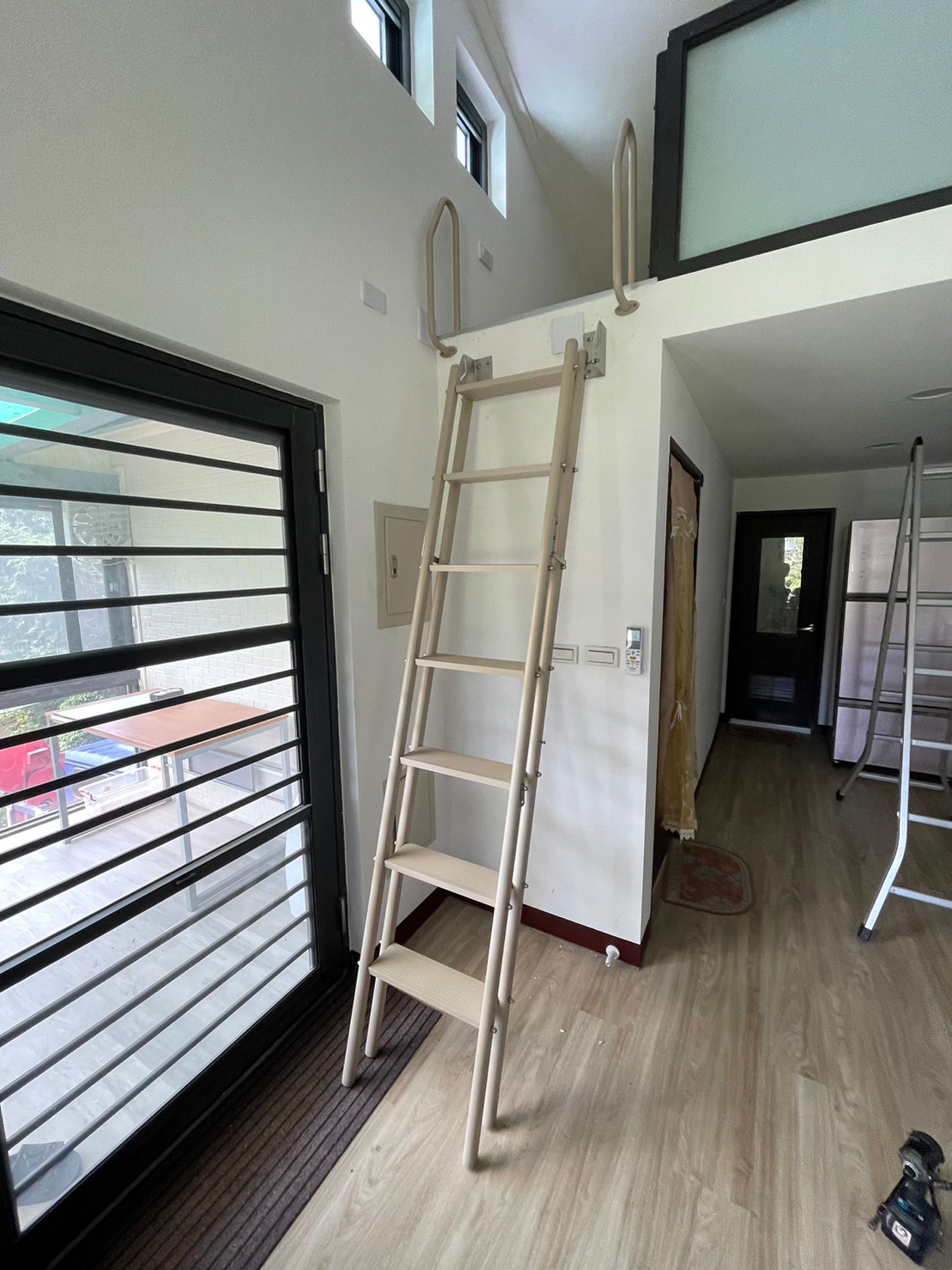 thang xếp gắn tường