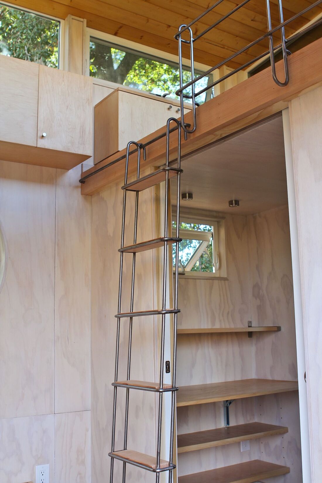 thang xếp lên gác mái