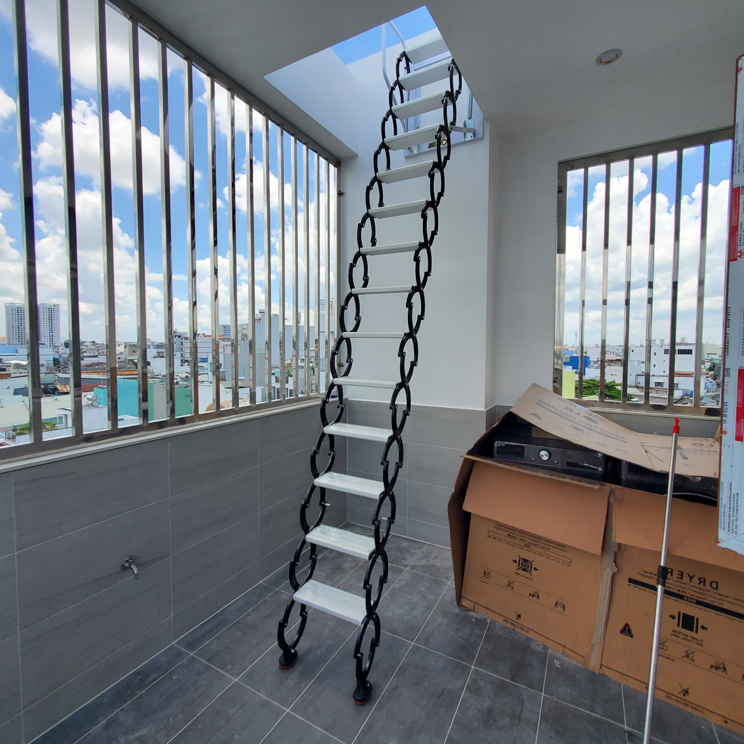 thang xếp lên gác mái