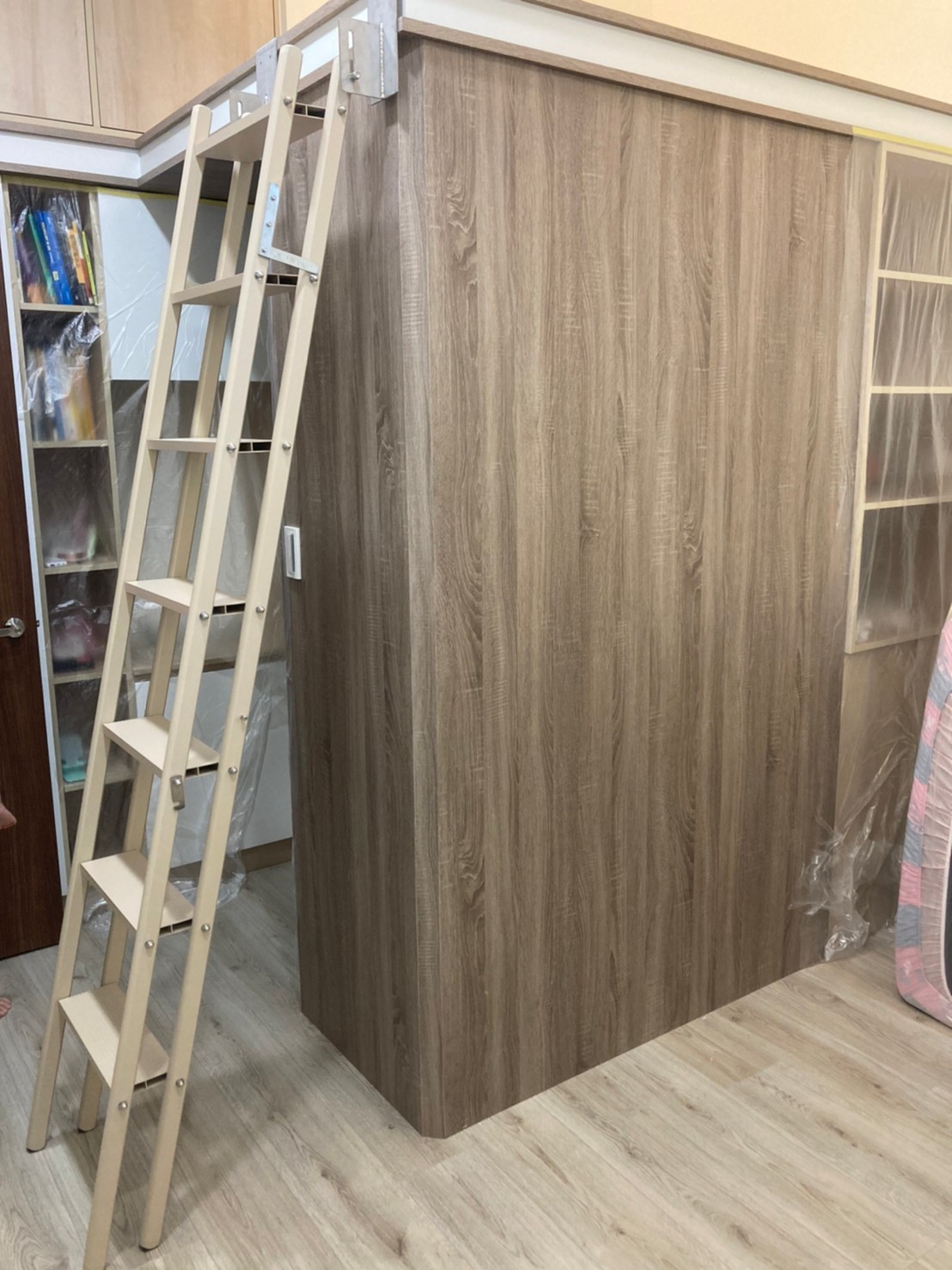 cầu thang phòng trọ