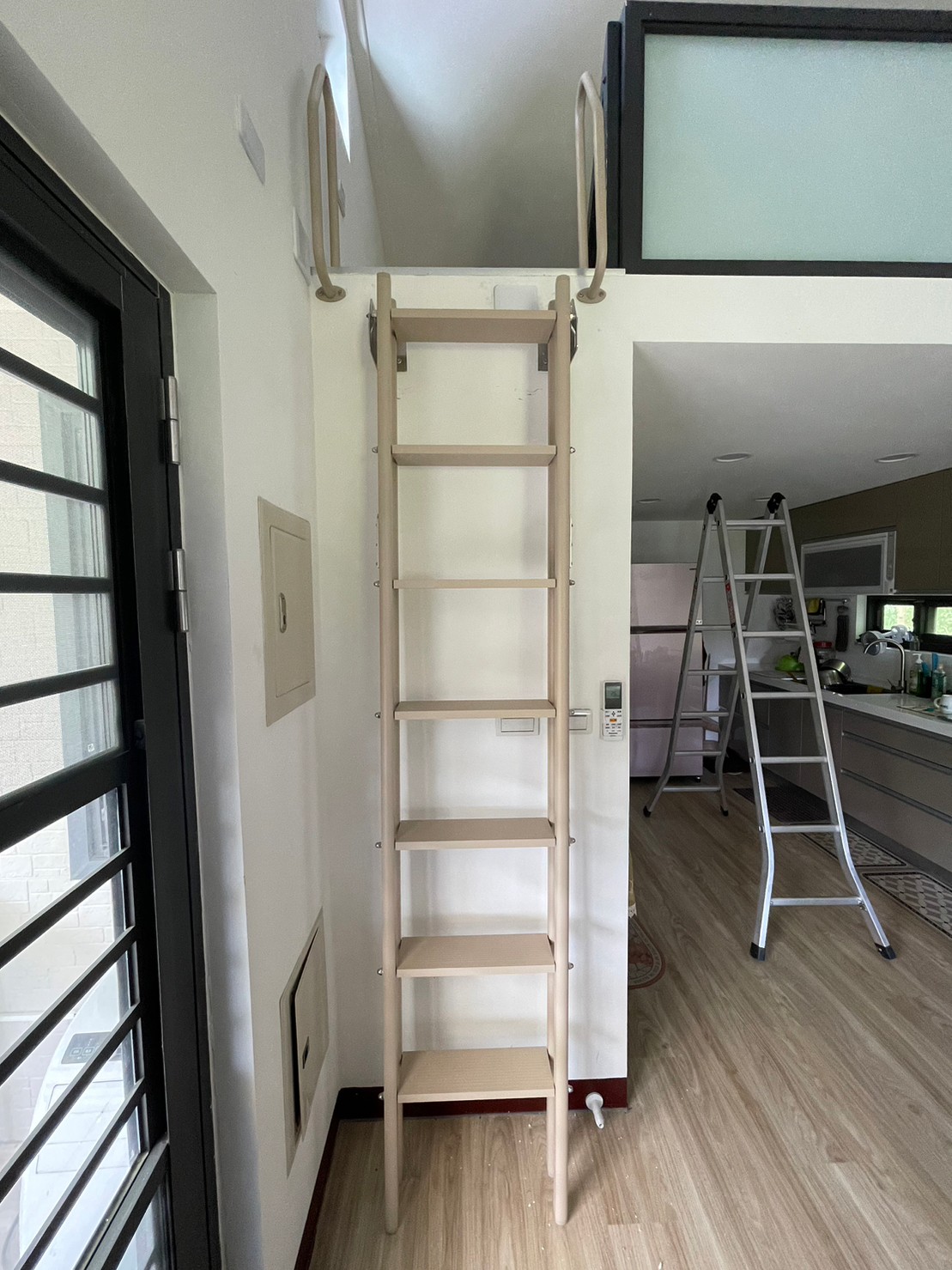 cầu thang phòng trọ