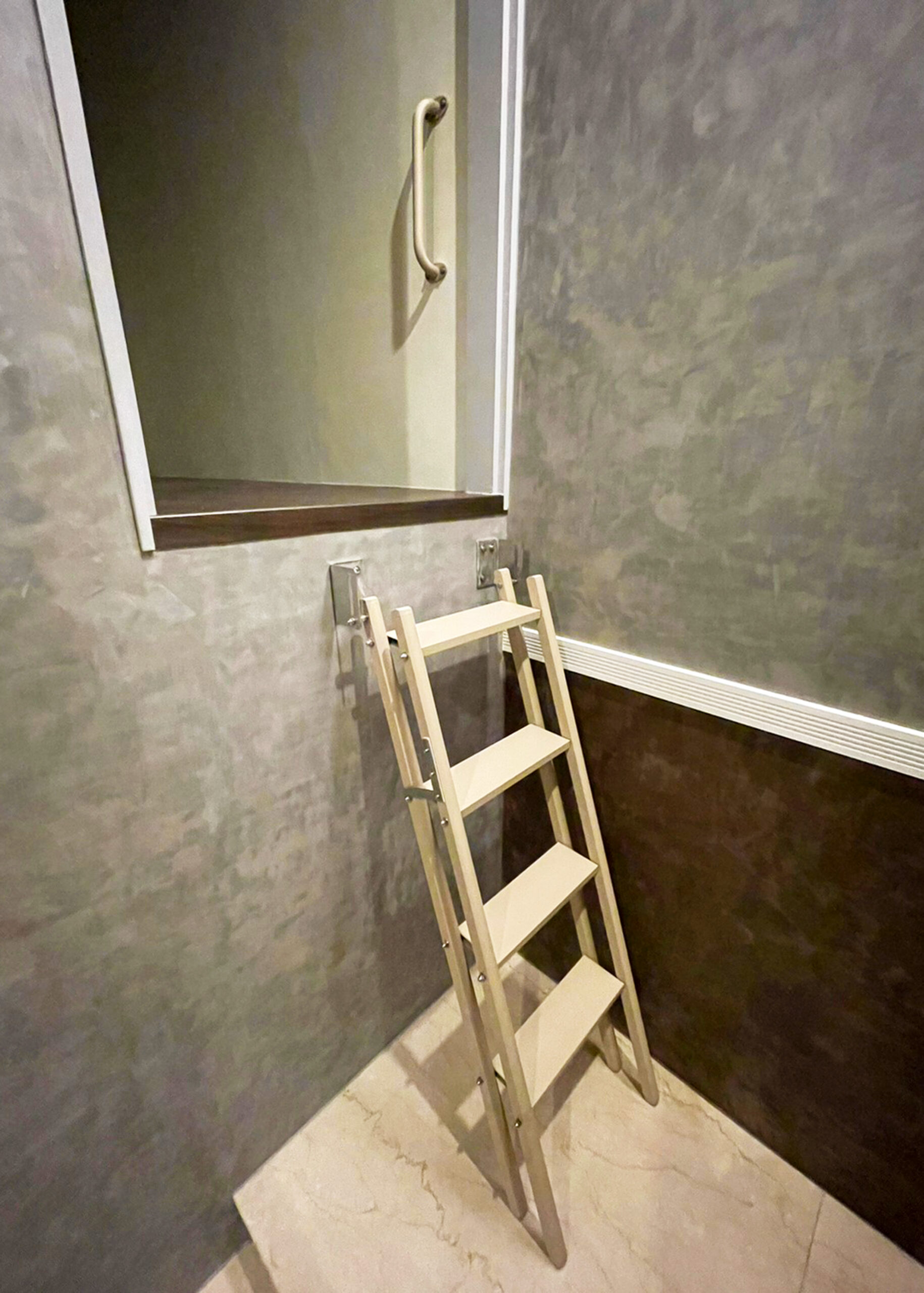 cầu thang phòng trọ