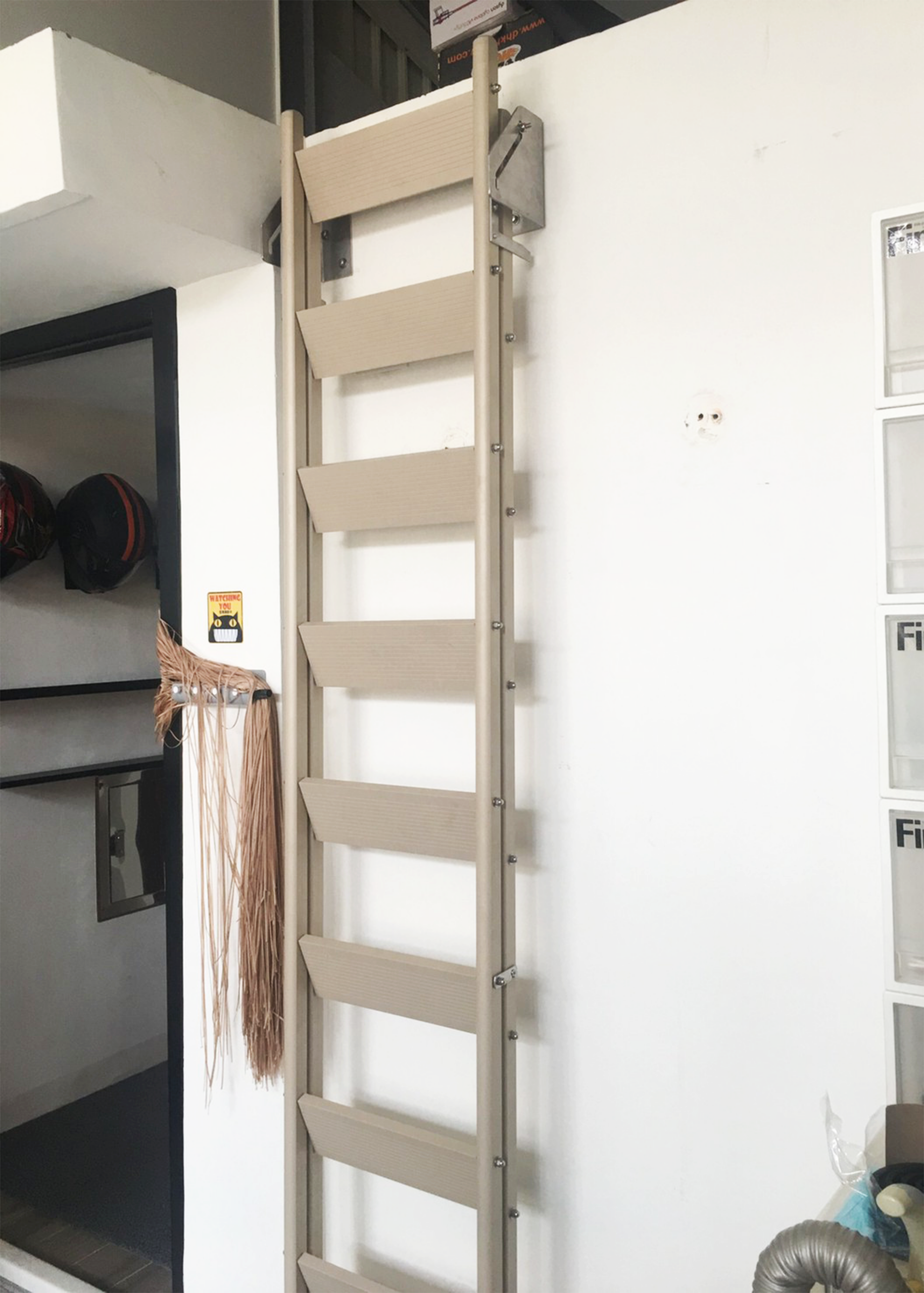 cầu thang xếp tường