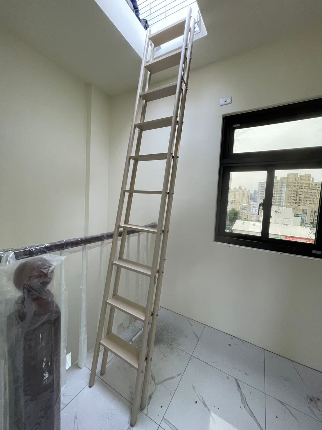 cầu thang xếp tường