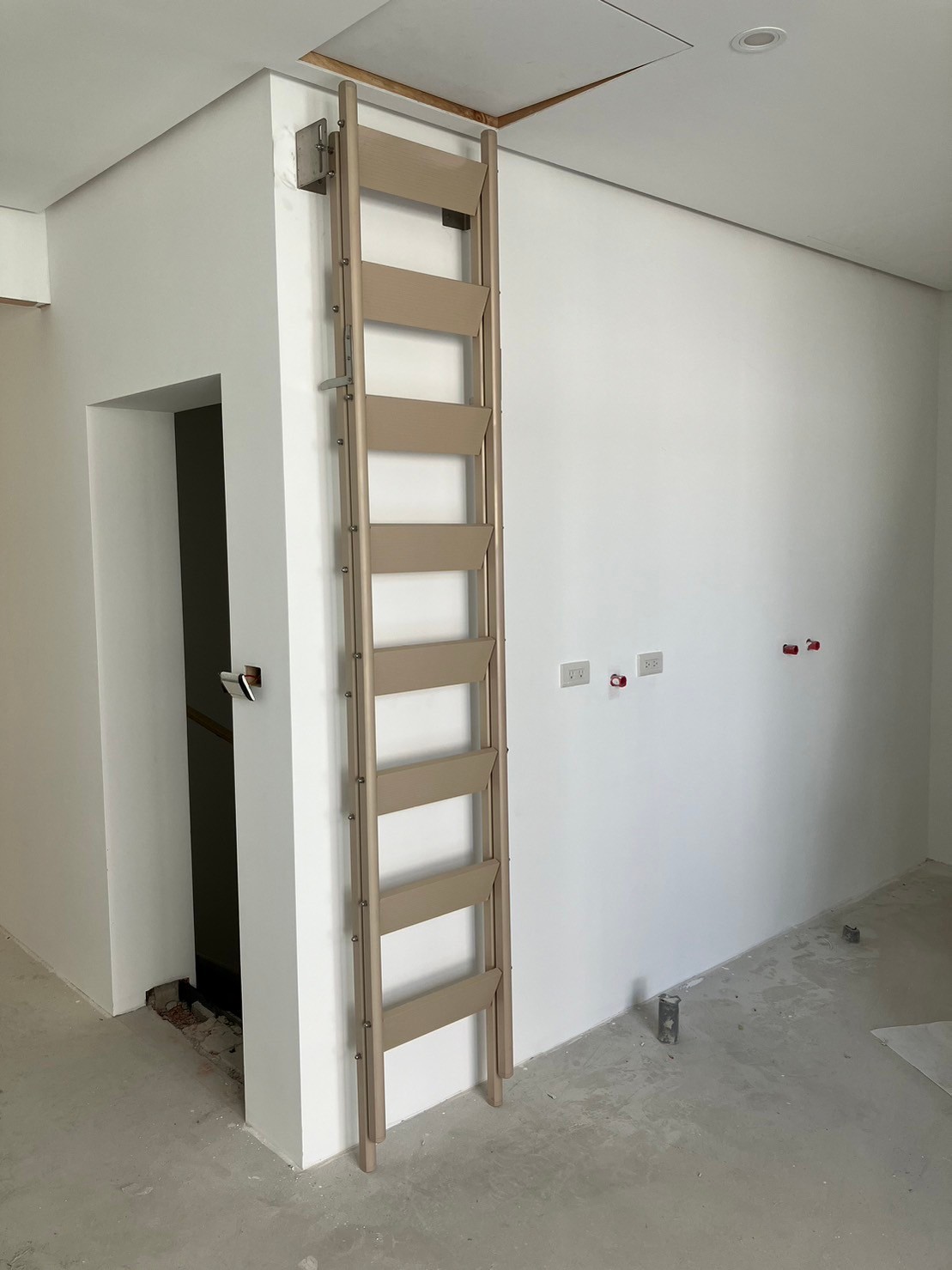 cầu thang xếp tường