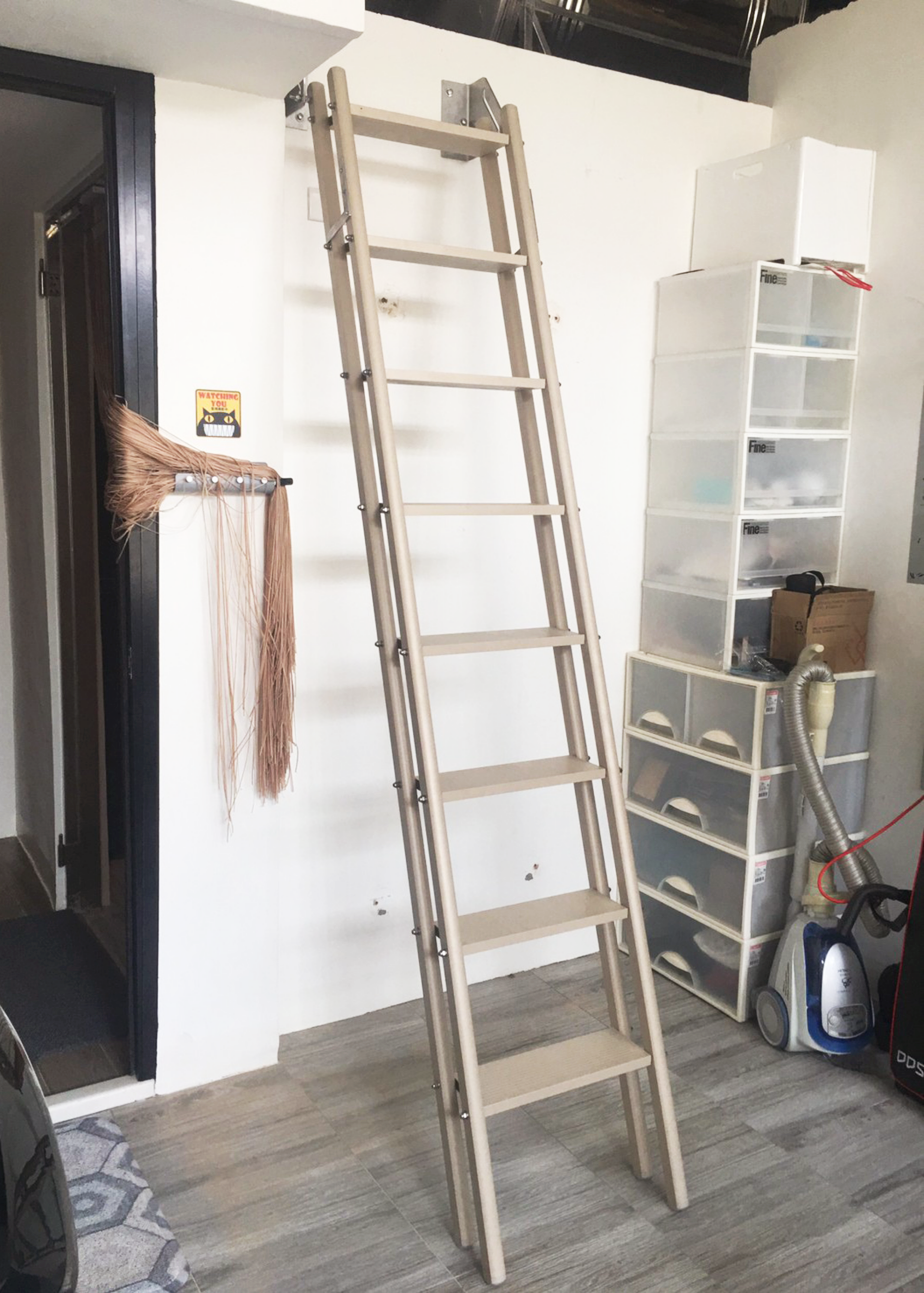 cầu thang xếp tường