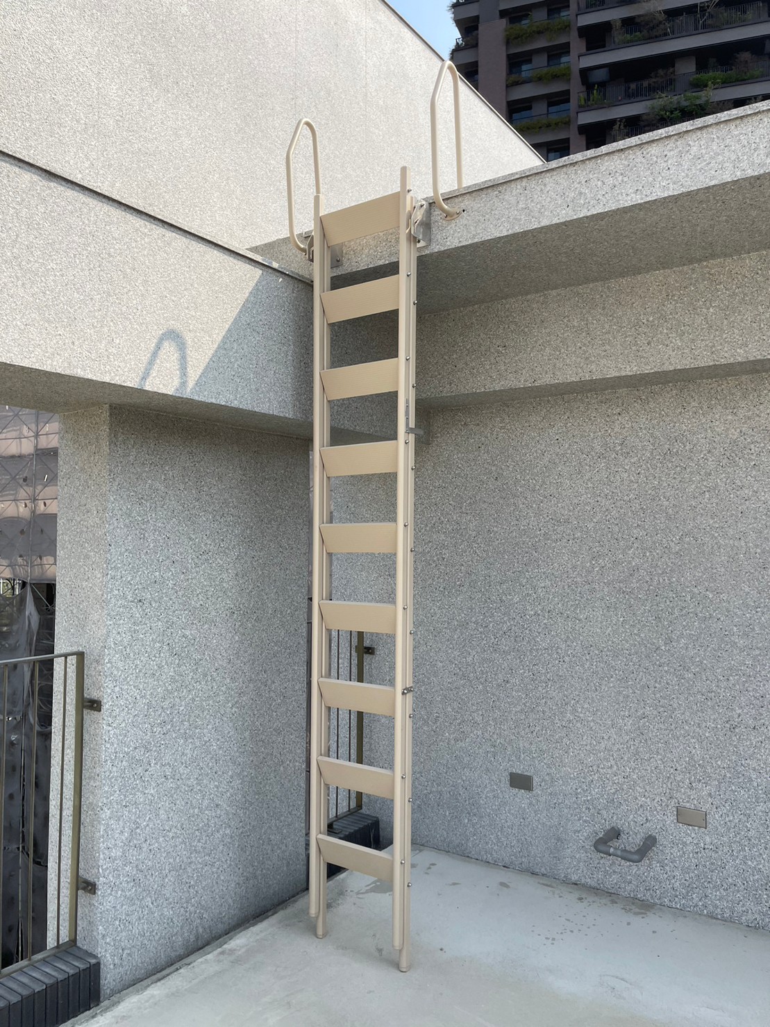 cầu thang xếp tường