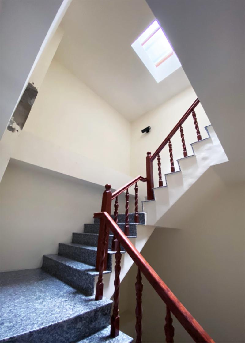 giếng trời kết hợp lối lên cầu thang