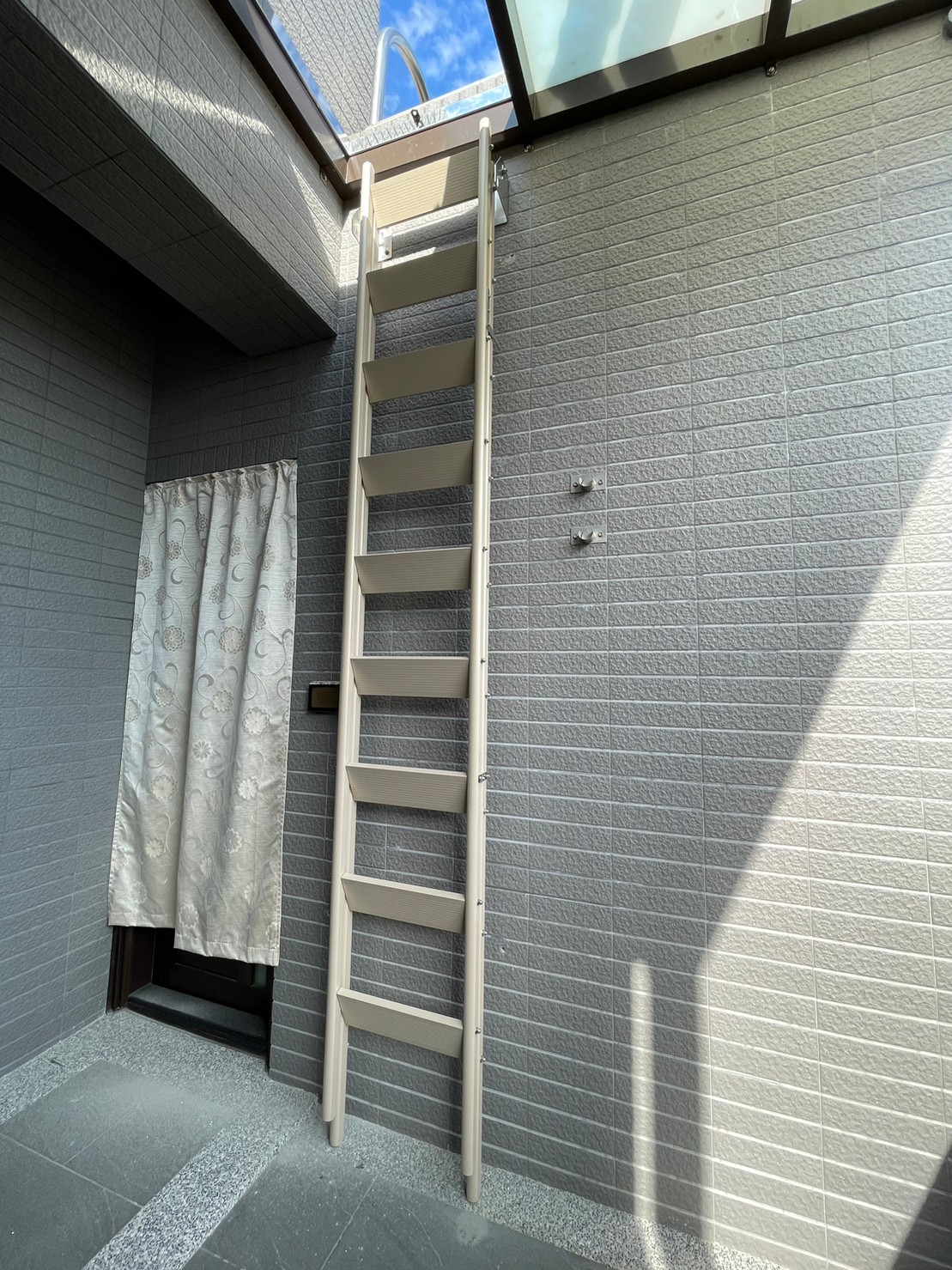 Lắp thang gấp thông minh cho biệt thự