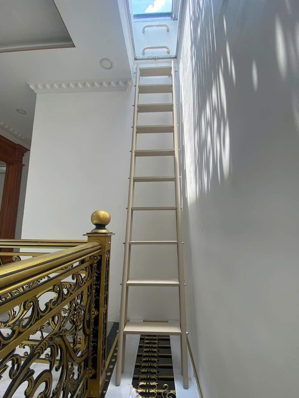 Lắp thang gấp thông minh cho biệt thự